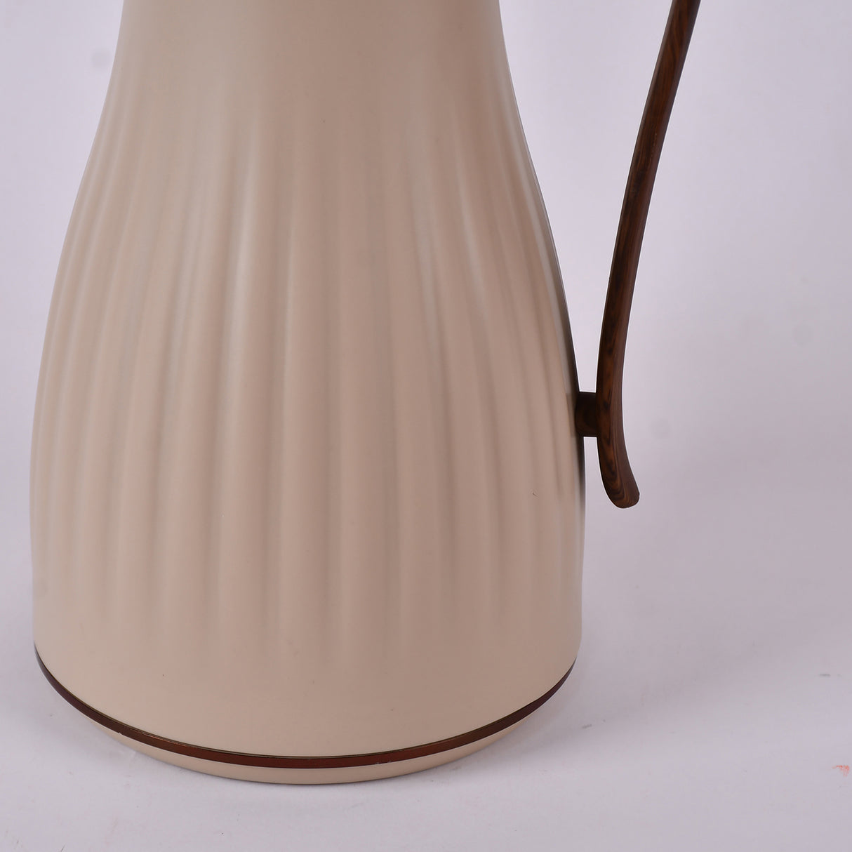 Beige water pot with wooden handle 1 litre