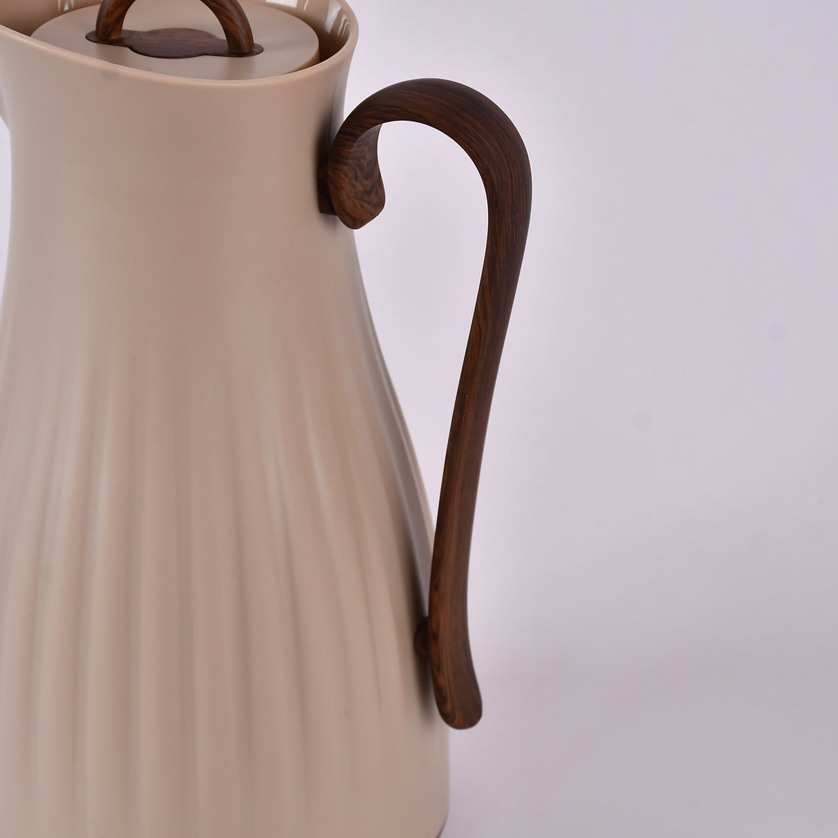 Beige water pot with wooden handle 1 litre