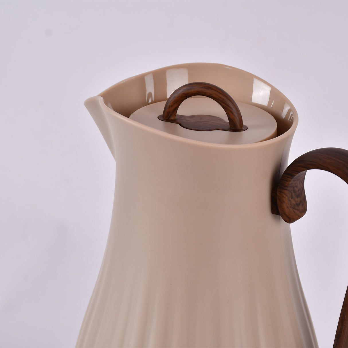 Beige water pot with wooden handle 1 litre