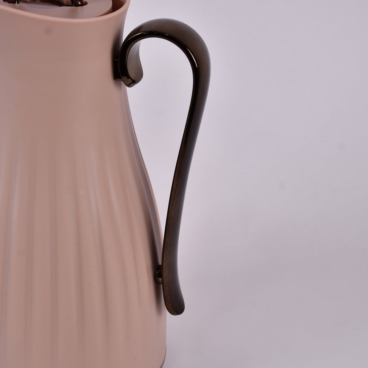 Beige water pot with bronze handle 1 litre