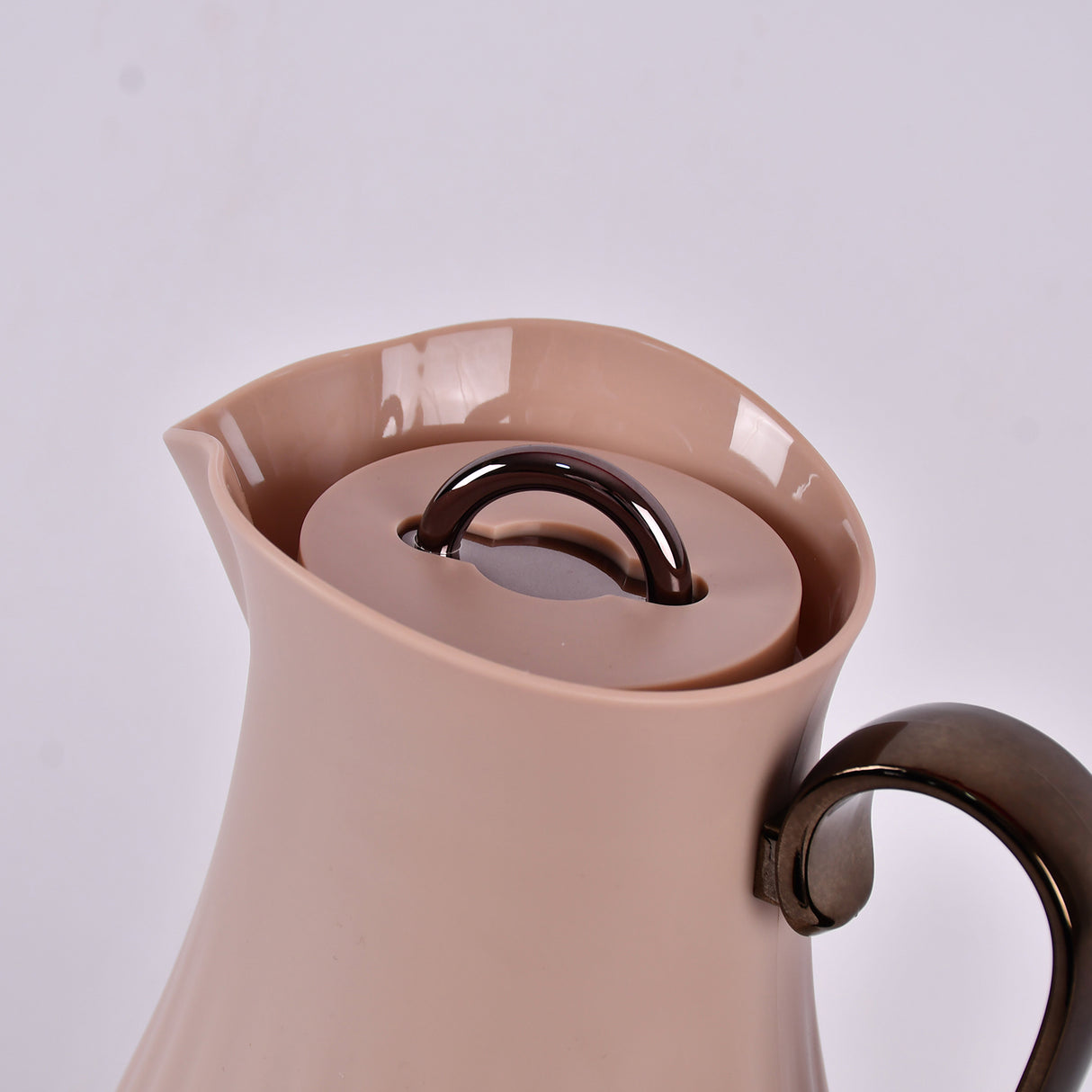 Beige water pot with bronze handle 1 litre