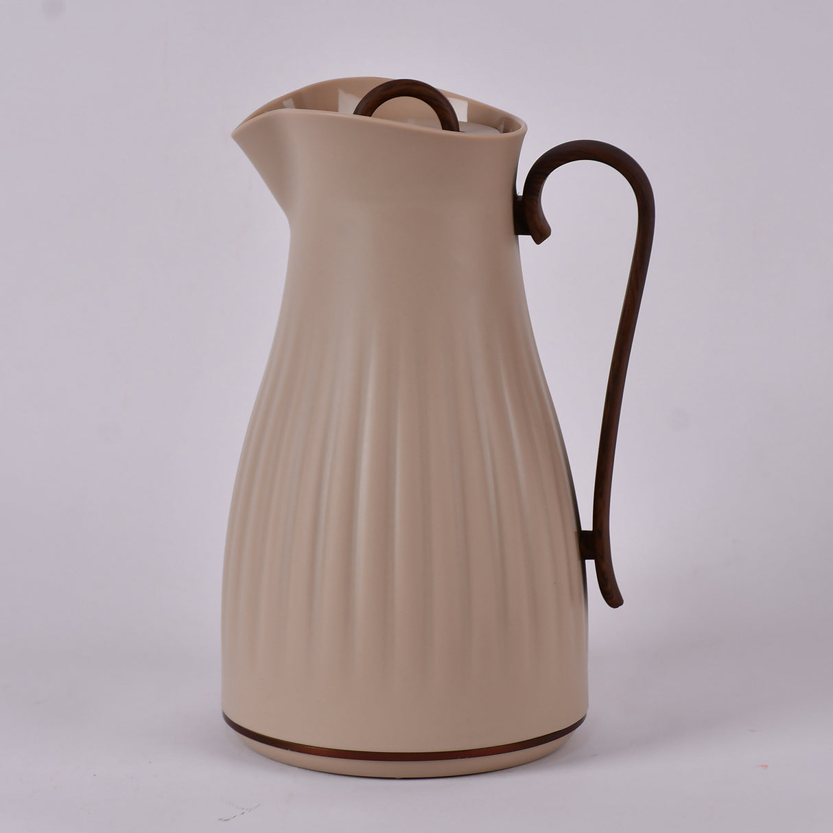 Beige water pot with wooden handle 1 litre
